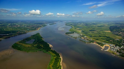 Elbe, tidal flats at low tide on an island in the Elbe near Wedel and Jork, Wedel, Lower Saxony,