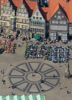 Hanseatic cross in front of the Bremen Roland on the market square of Bremen in front of the town
