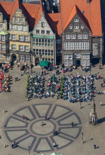 Hanseatic cross in front of the Bremen Roland on the market square of Bremen in front of the town