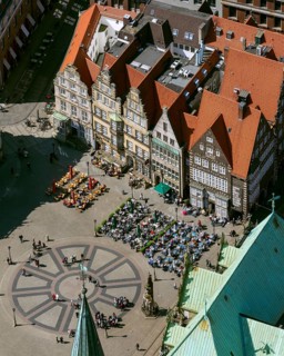 Hanseatic cross in front of the Bremen Roland on the market square of Bremen in front of the town