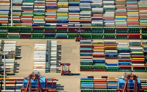 Straddle carrier, container transporter, container port Hamburg, CTA, Container Terminal