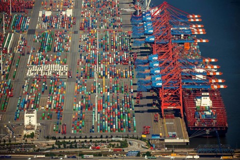 Container loading, container gantry cranes, container cranes, container ship, container freighter,