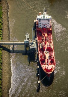 Gas tanker being unloaded, Hamburg harbour, Elbe, Hamburg, Free and Hanseatic City of Hamburg,