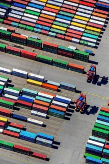 Straddle carrier, container transporter, container port Hamburg, CTA, Container Terminal