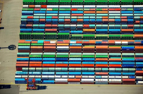Straddle carrier, container transporter, container port Hamburg, CTA, Container Terminal
