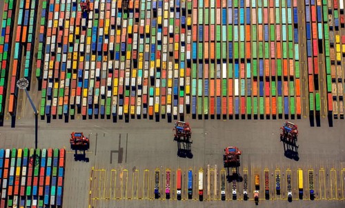 Straddle carrier, container transporter, container port Hamburg, CTA, Container Terminal