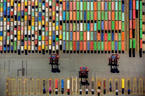 Straddle carrier, container transporter, container port Hamburg, CTA, Container Terminal