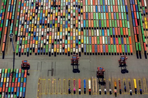 Straddle carrier, container transporter, container port Hamburg, CTA, Container Terminal