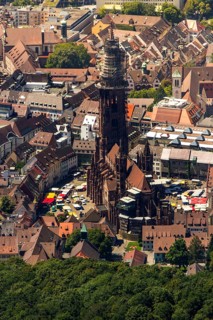 Freiburg Minster with market square, Freiburg im Breisgau, Breisgau, Baden-Württemberg, Germany,