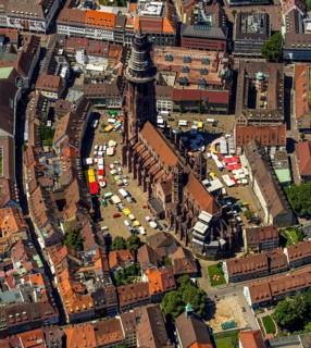 Freiburg Minster with market square, Freiburg im Breisgau, Breisgau, Baden-Württemberg, Germany,