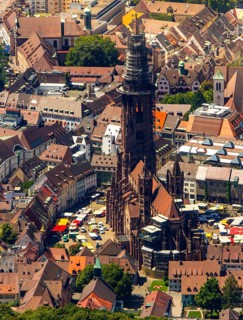 Freiburg Minster with market square, Freiburg im Breisgau, Breisgau, Baden-Württemberg, Germany,