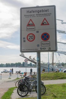 Warning of flood risk in port area, sign, special danger area, stopping ban, speed limit, 20 km/h