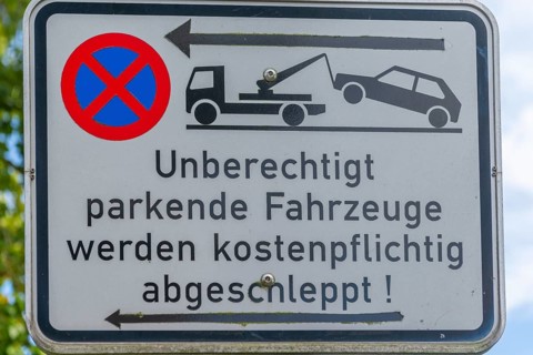 Traffic sign at Holtenauer Hafen, parking ban, towing unauthorized vehicles, picture, tow truck,
