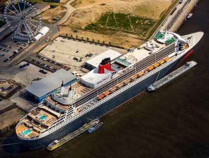 Cruise terminal, Unilever House cruise ship Queen Mary 2, Hamburg harbour, Elbe, Hamburg, Free and