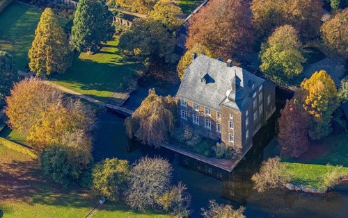 Aerial view, moated castle house flat, Möllen, Voerde, Ruhr area, North Rhine-Westphalia, Germany,