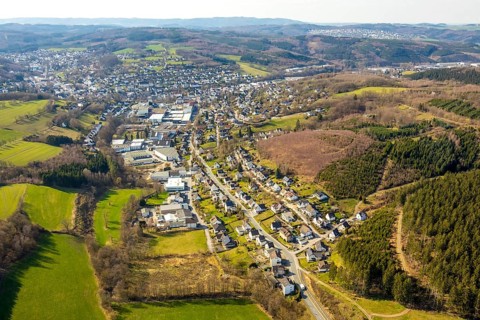 Aerial view, overview Sundern, Mescheder Straße, commercial area, residential area, Sundern,