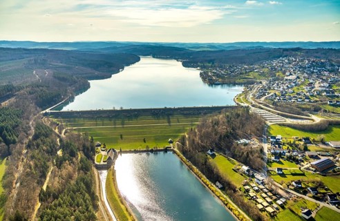 Aerial view, Talsperee Sorpesee, Sperrmauer Sorpesee, Ausgleichsweiher, Langscheid, Sundern,
