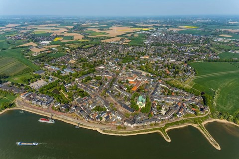Aerial view, town view Rees, river Rhine, catholic church St. Assumption of the Virgin Mary,