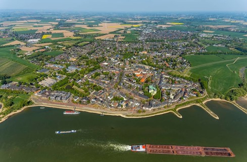 Aerial view, town view Rees, river Rhine, catholic church St. Mariä Himmelfahrt, Rheinterrassen