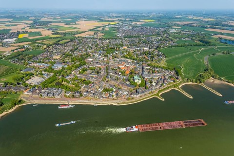 Aerial view, town view Rees, river Rhine, catholic church St. Mariä Himmelfahrt, Rheinterrassen