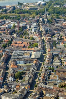 Aerial view, Hohe Straße shopping mile, green trees, protestant church Willibrordi-Dom, Wesel, Ruhr