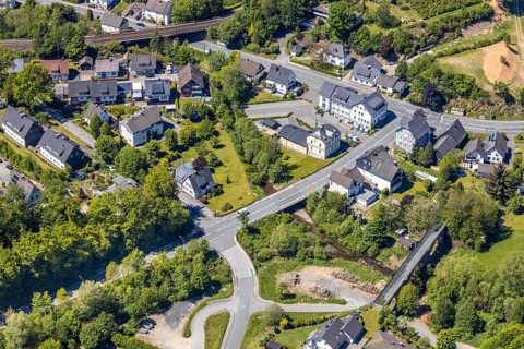 Aerial view, residential area Hundemstraße, corner Siegener Straße, river Hundem, Kirchhundem,