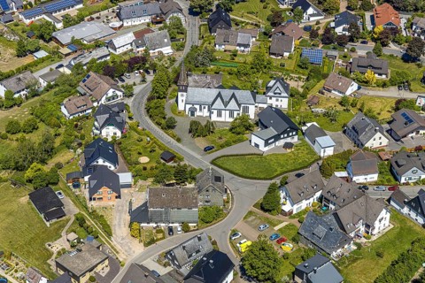 Aerial view, Church of St. Peter and Paul, Halberbracht town centre, Lennestadt, Sauerland, North
