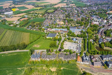 Aerial view, view of Rees, terraced houses on the banks of the Rhine, Aspel grammar school, Rees