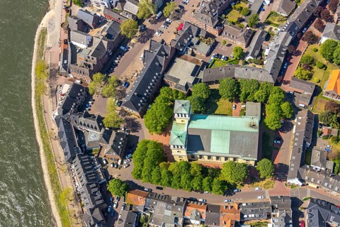 Aerial view, city centre view, catholic church St. Mariä Himmelfahrt, Rheinterrassen Rees, Rhine