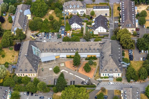 Aerial photo, primary school Platte Heide, Menden, Sauerland, Märkischer Kreis, North