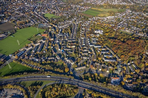 Aerial view, residential area Dümpten, motorway A40, retirement home Haus Auf dem Bruch, sports