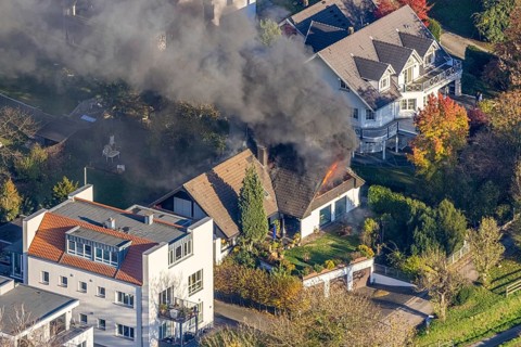 Several callers reported a fire with heavy smoke on Bergerstraße in Mülheim-Menden at 2.57 pm