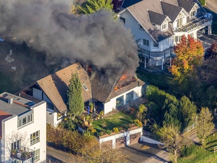 Several callers reported a fire with heavy smoke on Bergerstraße in Mülheim-Menden at 2.57 pm