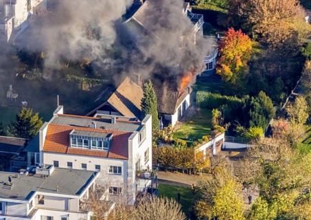 Several callers reported a fire with heavy smoke on Bergerstraße in Mülheim-Menden at 2.57 pm
