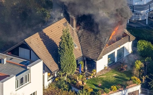 Several callers reported a fire with heavy smoke on Bergerstraße in Mülheim-Menden at 2.57 pm