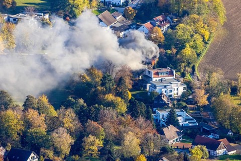 Several callers reported a fire with heavy smoke on Bergerstraße in Mülheim-Menden at 2.57 pm
