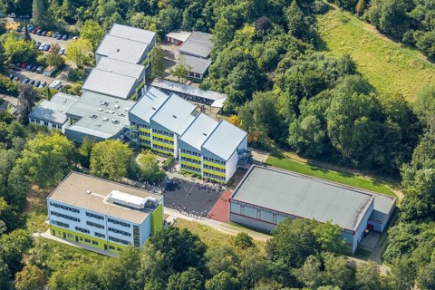 Aerial photo, school Am Gelben Morgen, pupils in the schoolyard, pandemic fear, corona virus,