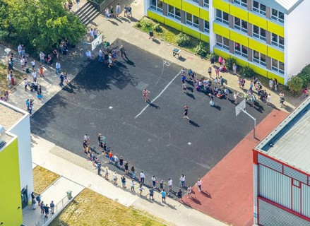 Aerial photo, school Am Gelben Morgen, pupils in the schoolyard, pandemic fear, corona virus,