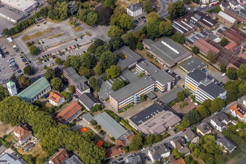 Aerial view, Hönne Berufskolleg, Kreissporthalle Menden, Kath. Kirche St. Walburgis, Kissing GmbH,