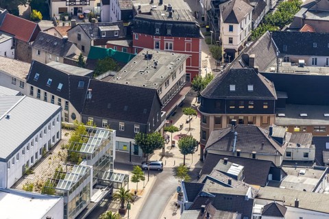 Aerial view, pedestrian zone, stelae at the site of old city gates, Unnaer Straße, corner Westwall