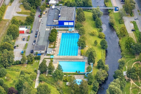 Aerial view, indoor and outdoor pool Meschede, Meschede, Sauerland, Hochsauerlandkreis, North