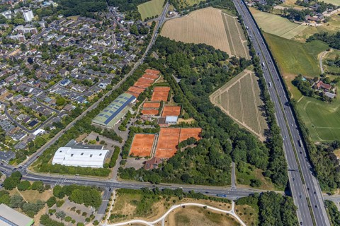 Aerial view, motorway A40, Tennisclub Blau-Weiß Mörs, TPM Tennis-Park Mörs, Vinn, Mörs, Ruhr area,