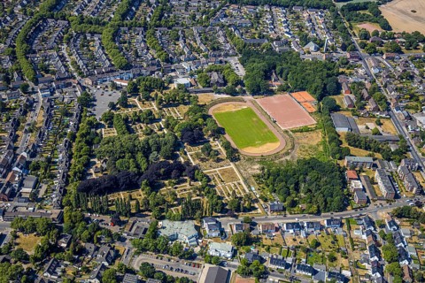 Aerial photo, Rheinpreußenstation, sports field, tennis court, cemetery, Meerbeck, Mörs, Ruhr area,
