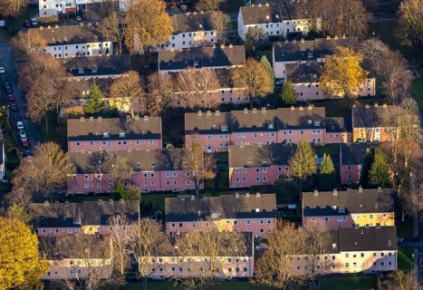 Aerial view, residential area Reichenbacher Weg, terraced houses with pink facade, Soest, Soester