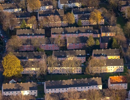 Aerial view, residential area Reichenbacher Weg, terraced houses with pink facade, Soest, Soester