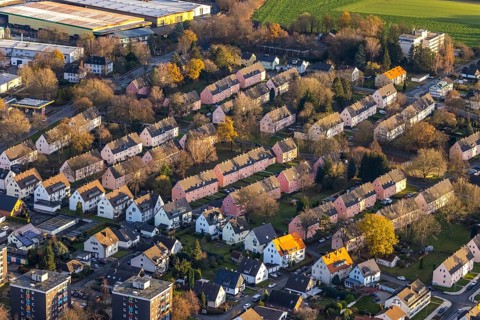 Aerial view, residential area Reichenbacher Weg, terraced houses with pink facade, Soest, Soester
