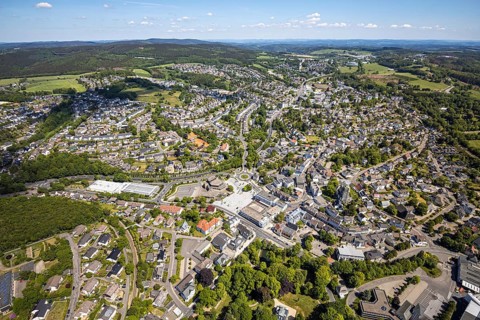 Aerial view, town view, Meinerzhagen town hall, Wilhelm-Langemann-Haus nursing home, tennis