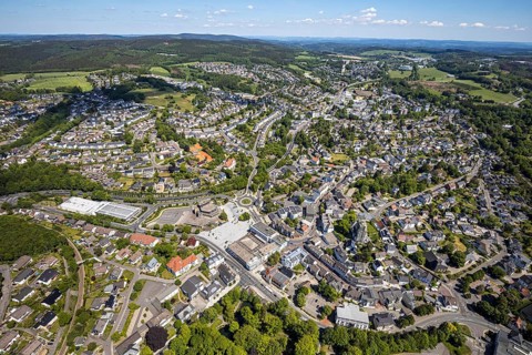 Aerial view, town view, Meinerzhagen town hall, Wilhelm-Langemann-Haus nursing home, tennis