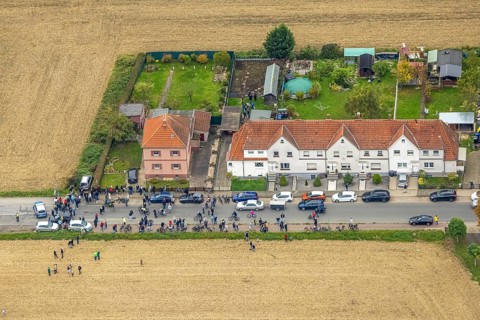 Aerial photo, thousands of spectators watched with great interest as the Gersteinwerk chimney was