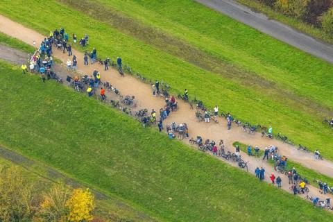 Aerial photo, thousands of spectators watched with great interest as the Gersteinwerk chimney was